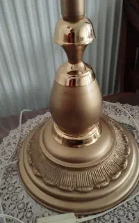 آباژور ایستاده کنار سالونی