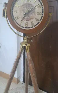ساعت ایستاده طلایی