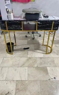 میز ناخن و صندلی