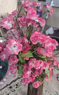 گلدون با گل‌های مصنوعی