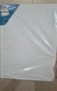 یک عدد بوم نقاشی و پایه