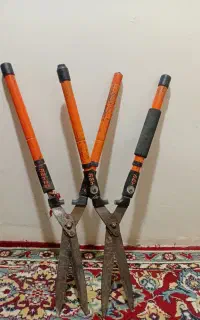 دو عدد قیچی