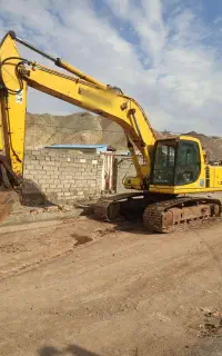پیکور و بیل مکانیکی کوماتسو ۲۰۰ خط۶ مدل ۲۰۰۰