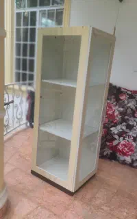 ویترین شیشه ای