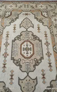 گلیم فرش یک ونیم در ۲متر .وکناره آن..ویک ساعت