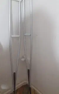 یک جفت عصای زیربغل درحدنو۱۵۰۰۰۰۰تومان