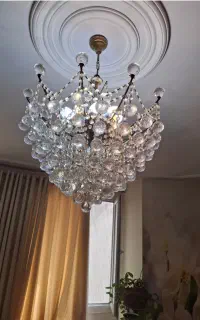 دوتا لوستر برنج درحدنو ویک دیوار ی