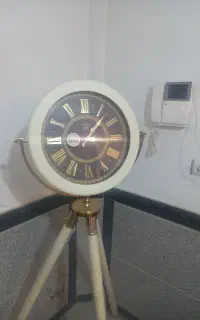 ساعت ۳ پایه ایستاده