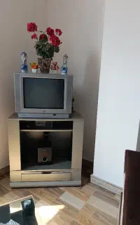 تلویزیون JVC با میز تلویزیون