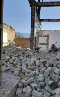 درب حیاط  ماشین رو و نفر رو  تراهن  ساختمان