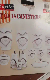 ساعت ایستاده و مقداری وسایل خانه