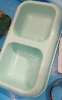 ظرف خاک و بیلچه و مقداری لوازم گربه