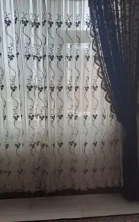 دوعدد پرده نو بدون زدگی ..ویک عدد میز تلویزیون نو