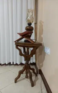 میز آباژور و چراغ خواب