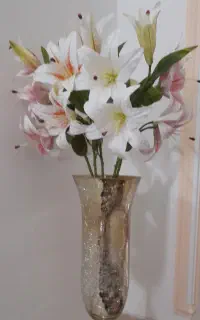 گلدان بهمراه گل