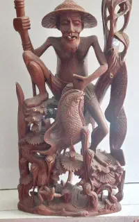 مجسمه چوبی مرد ماهیگیر تایلندی