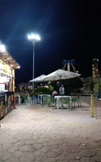 فروشنده. فست فود. و قصر بادی