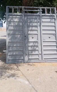 درب حیاط ماشین رو نونو هست