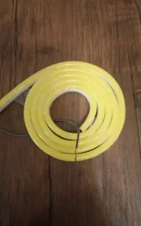 چراغ نئون زرد