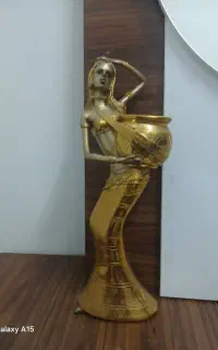 مجسمه زن طلایی