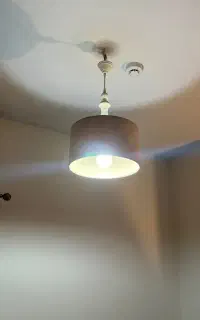 لوستر با شیت پارچه ای و پایه چوبی