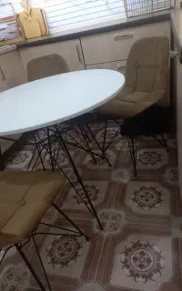 سه عدد صندلی ویک میز