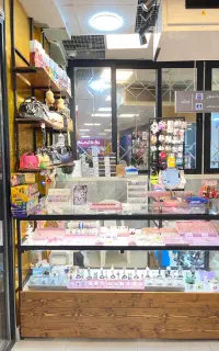 فروشنده خانم برای کانتر آرامش