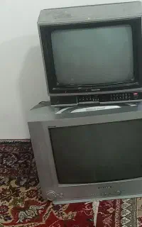 دو عدد تلوزیون قدیمی