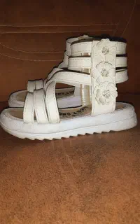 کفش دخترانه زیبا.