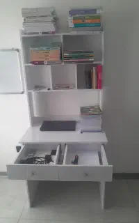 میز تحریر و کتابخانه