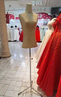مانکن و آویز لباس