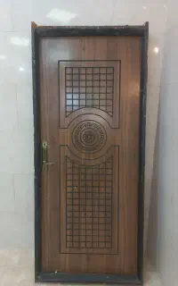 درب همراه با چارچوب فلزی