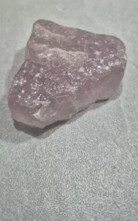 این سنگ کوارتز فروشی است.