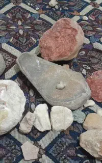 تعدادی سنگ های قیمتی کپشن خوانده شود
