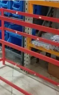 ویترین مغازه لباسی یا لوازم آرایشی