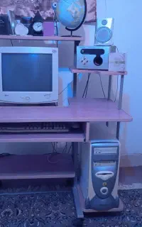 میز کامپیوترواسپیکر کنترلی وکامپیوتر