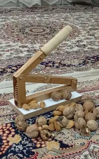 گردو و بادام شکن