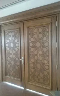 درب چوبی مسجد و کتابخانه با چوب روسی  و گره‌چینی