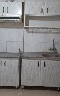 کابینت گالوانیزه.  درب و پنجره چوبی