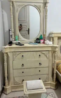 تخت و بغل تختی و میز ارایش و صندلیش