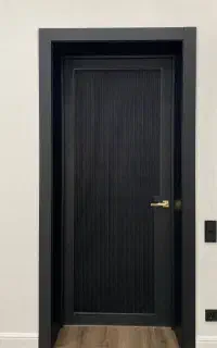 درب مدل آبنوس در آب رطوبت