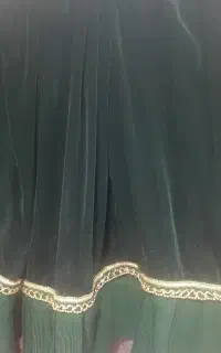 لباس مخمل سبز سیر تو عکس کمرنگ افتاده چین جرج