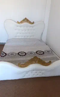 فقط چهار چوب تخت