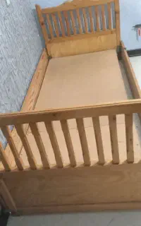 تخت یک نفره همراه با نرده اضافی به عنوان محافظ.بچه