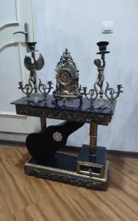 میز آینه و ساعت و شمدان