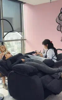 کاشت مژه و ناخن همزمان