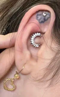 آموزش پیرسینگ و میکرو درمال ارائه می‌شود