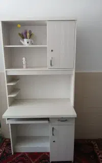 میز تحریر و کتابخانه