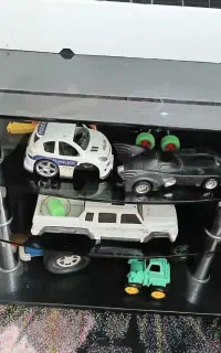 میز تلویزیون شیشه ای .کم جا