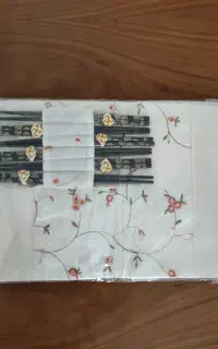 زیر بشقابی به همراه چاپستیک